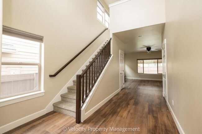 Building Photo - Beautiful NE Bend Home with Community Pool...