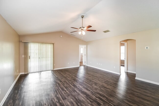 Building Photo - 1321 Spruce St