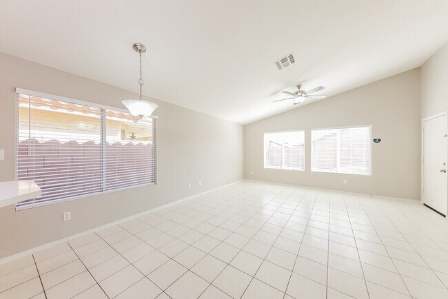 Foto del edificio - 8819 W Kings Ave