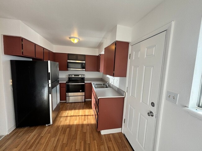Building Photo - 2 Bedroom 1 Bedroom House - Location Locat...