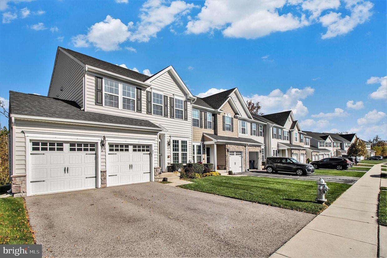 Primary Photo - 47 Hawkswell Cir