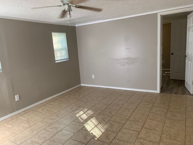 Foto del edificio - JUST REMODELED 4 BEDROOM HOME
