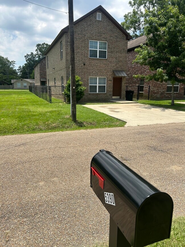 Foto del edificio - 5390 Paige St