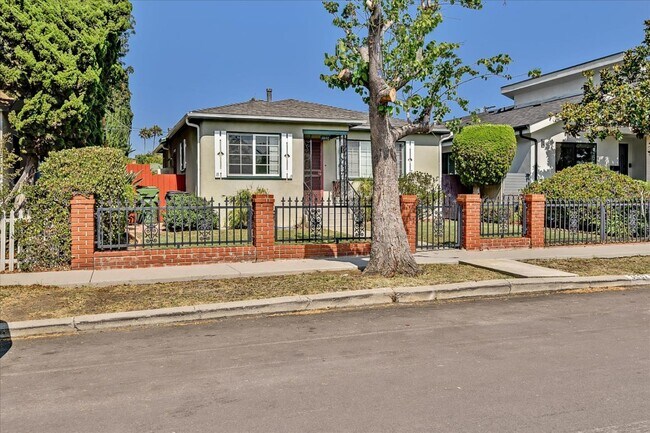 Foto del edificio - 3532 Maplewood Ave