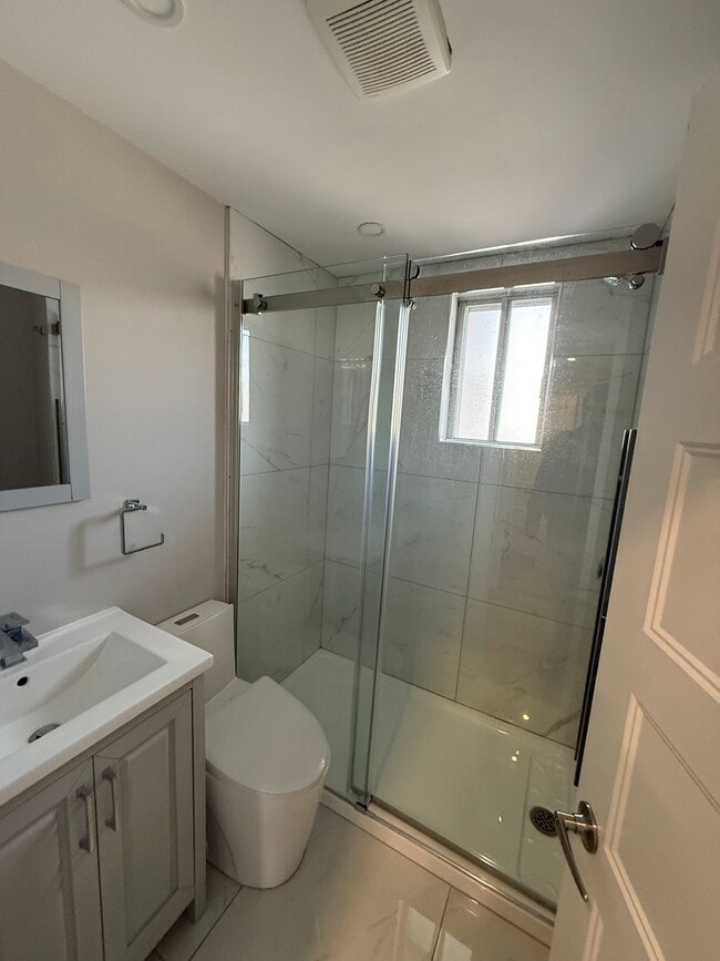 Building Photo - 689 Rue Woodland