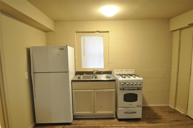 Building Photo - 134 N Milby St