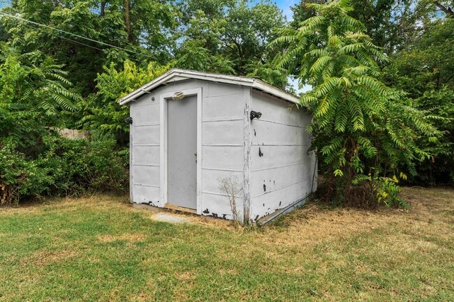 Building Photo - 1616 E Funston St