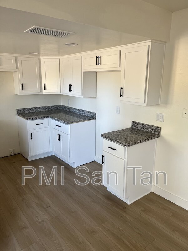Building Photo - 10 W Concorda Dr