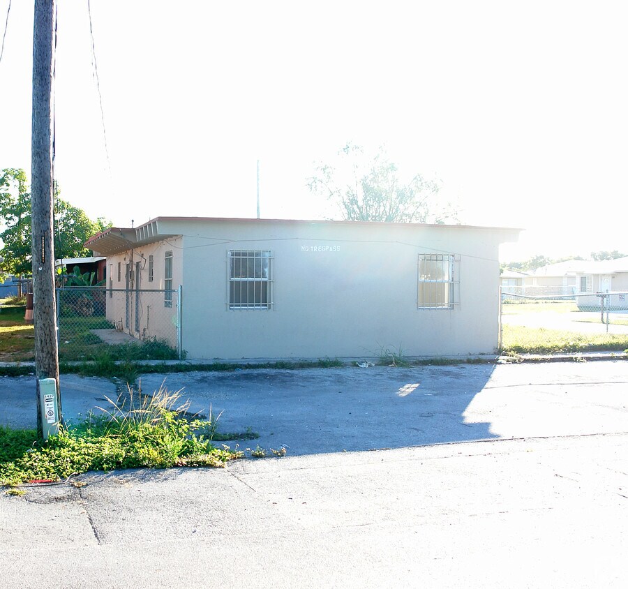 Foto del edificio - 792 NW 14th St