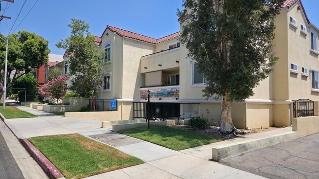 Building Photo - 300 E Providencia Ave