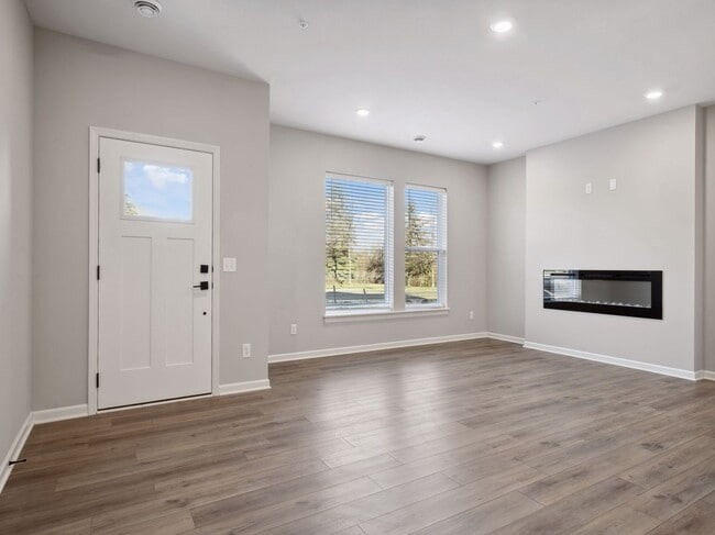 Building Photo - 2434 N Blossom Cir