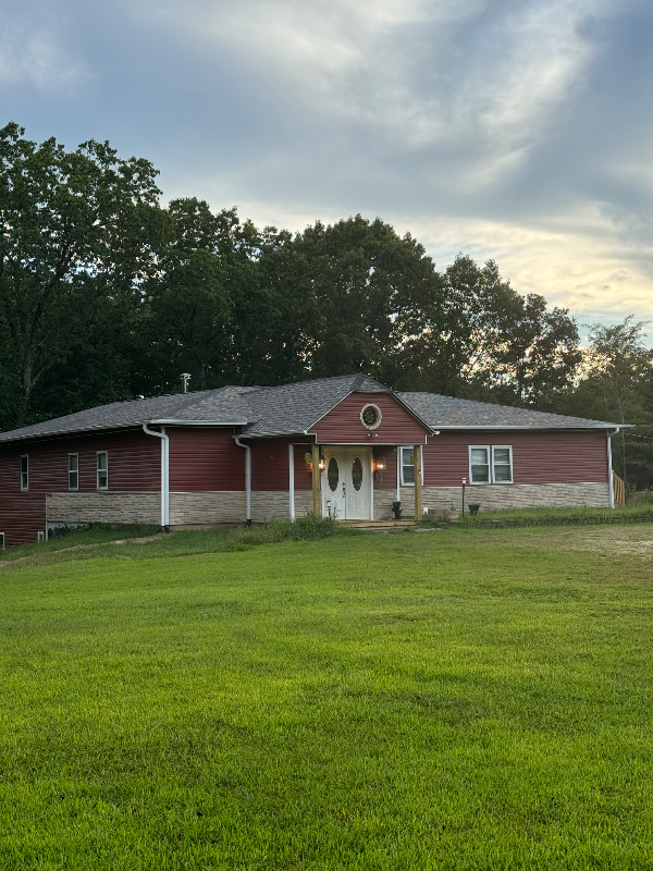 Foto del edificio - 134 River Bend Rd