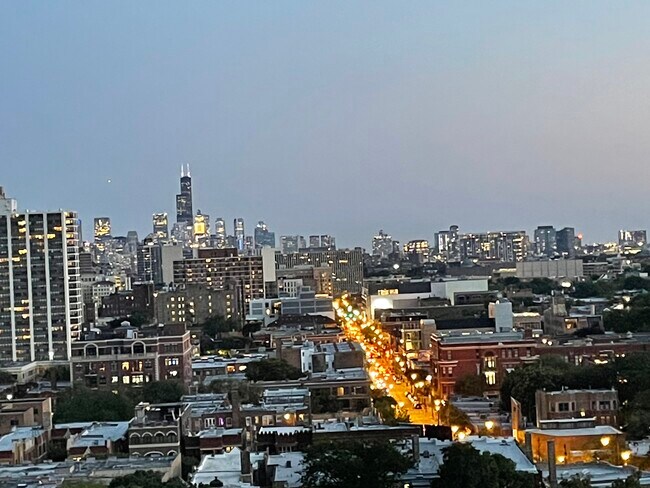 Foto del edificio - 555 W Cornelia Ave