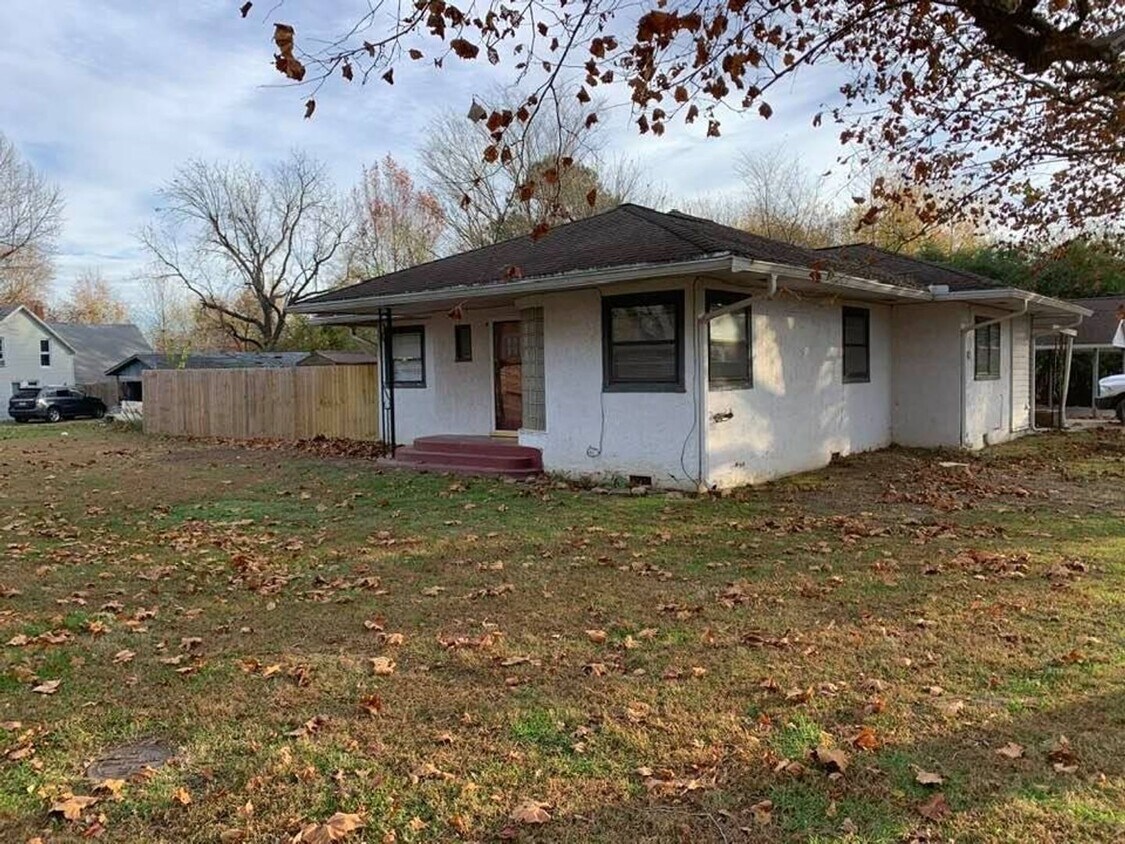 Foto principal - Large 3 bedroom 2 bath house. Fenced yard ...