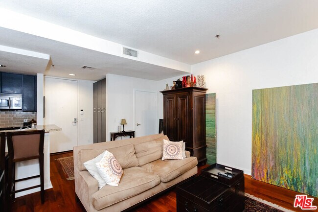 Foto del edificio - 585 N Rossmore Ave