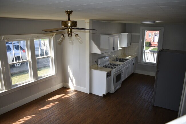 Comedor y cocina - 2005 McLean St