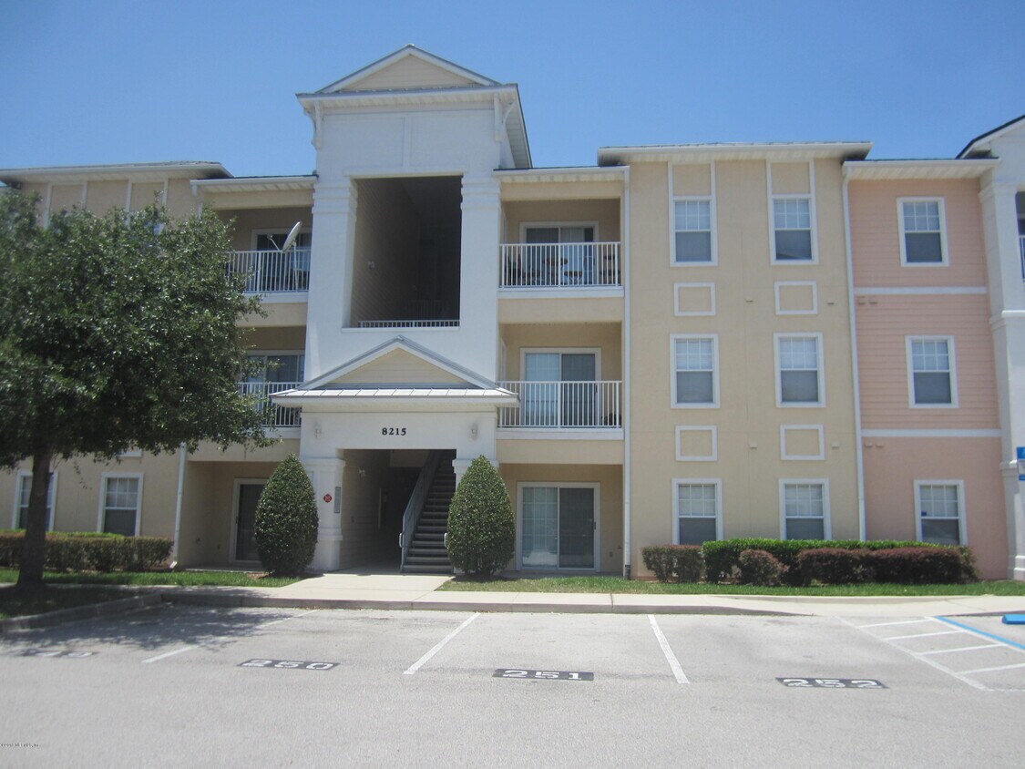 Primary Photo - 8215 Green Parrot Rd
