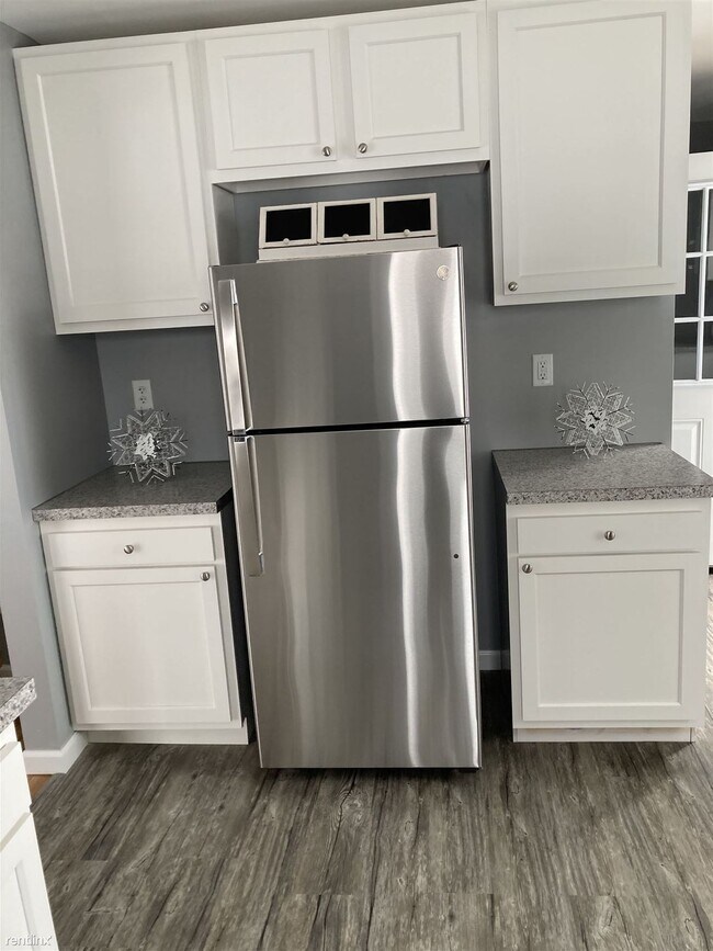 Foto del edificio - 3 br, 1 bath House - 52 S Maple St