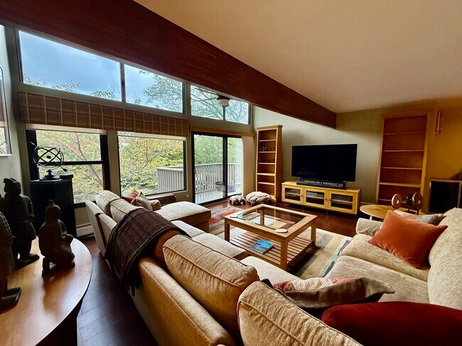 Foto del edificio - 1465 E Putnam Ave