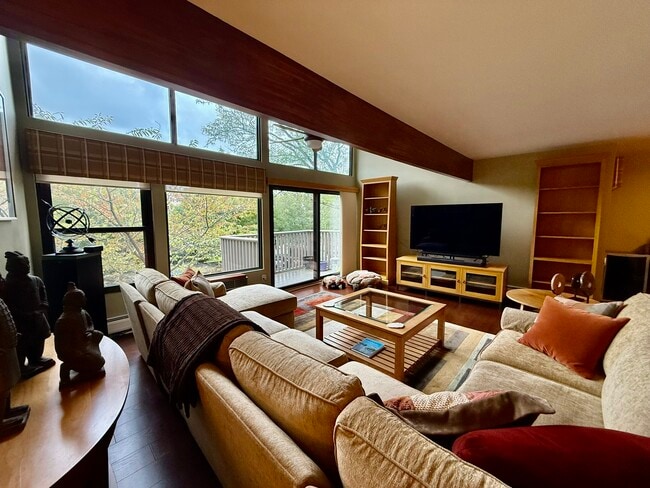 Building Photo - 1465 E Putnam Ave