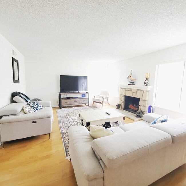 Building Photo - 28025 Ridgecove Ct N