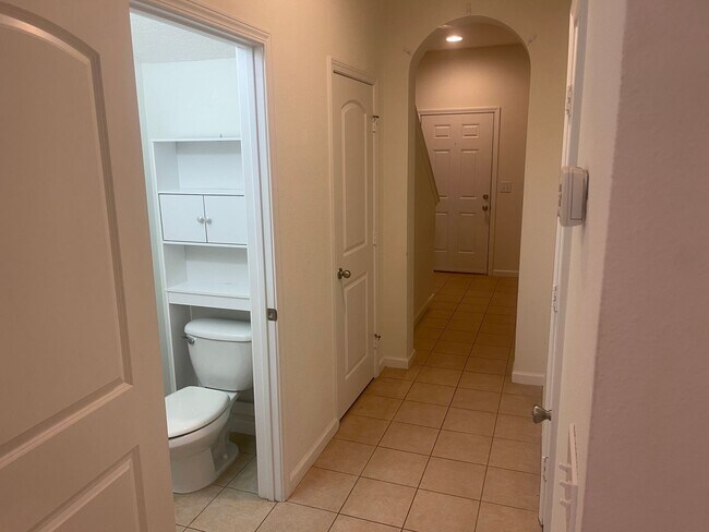Foto del edificio - Enjoy Stylish Townhome Living in Vibrant B...