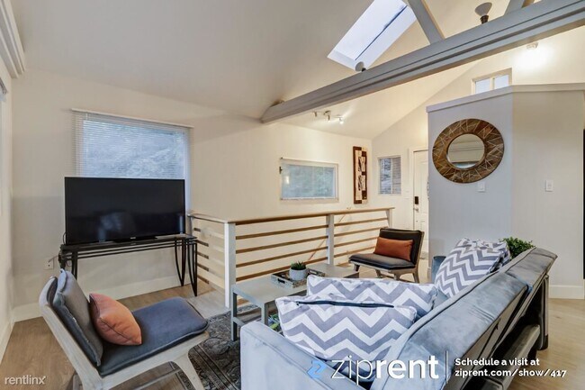 Foto del edificio - 1 br, 1.5 bath Triplex - 17363 Park Ave, G...