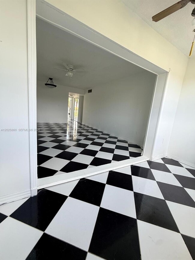 Foto del edificio - 8595 Sunrise Lakes Blvd