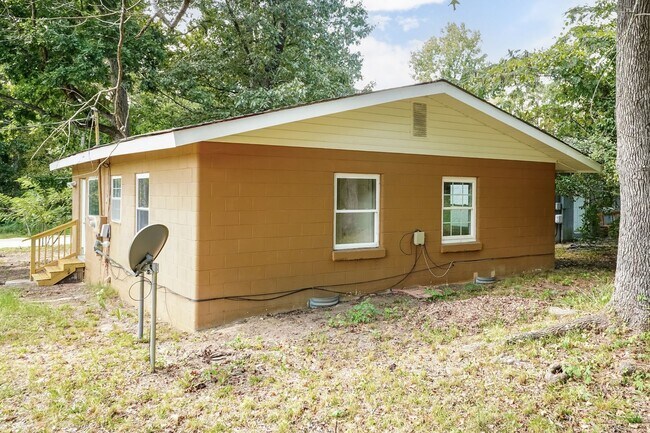Building Photo - Two Bedroom Home