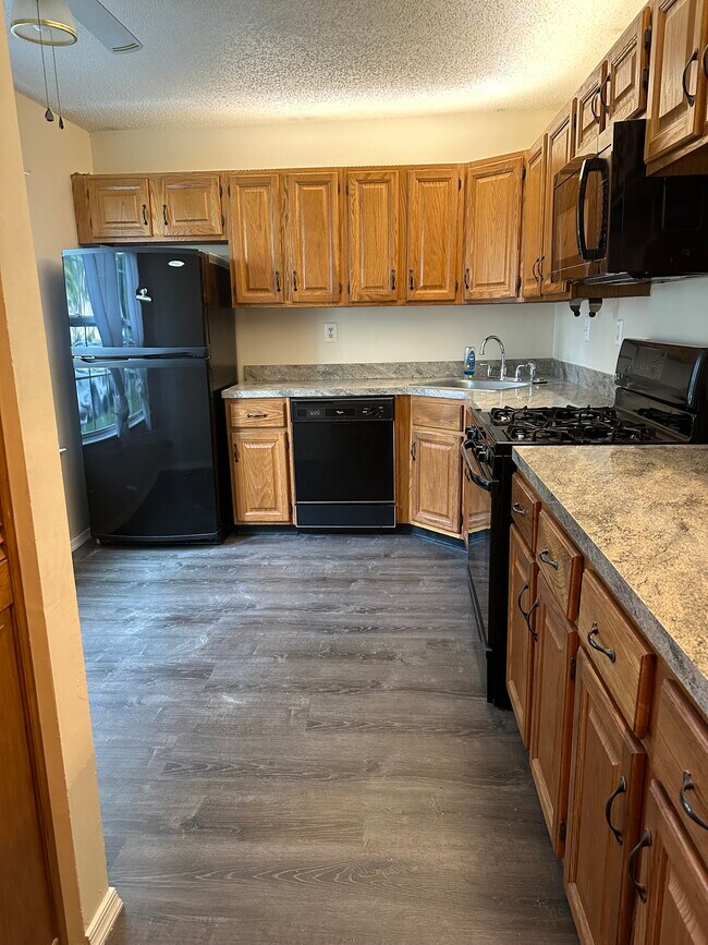 Building Photo - 393 Hadleigh Ln