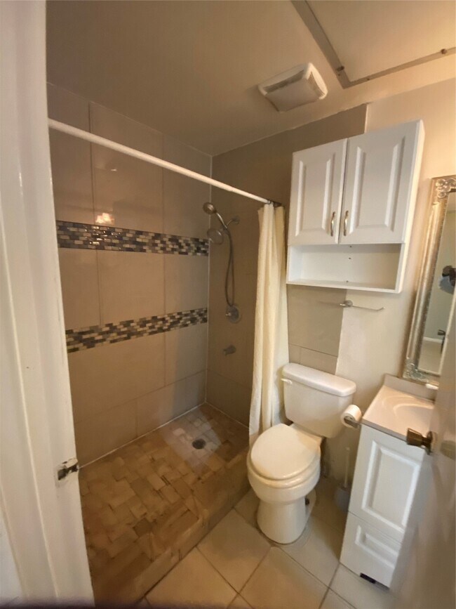 Building Photo - 10855 Meadowglen Ln