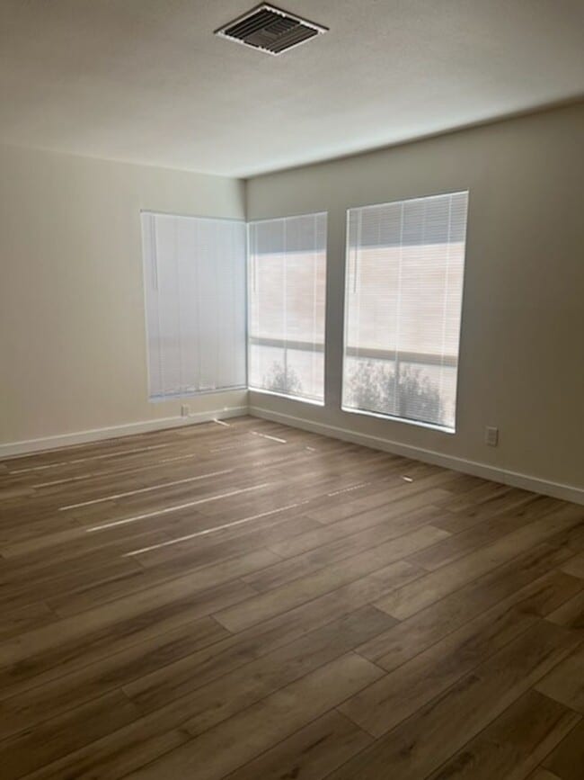 Building Photo - 722