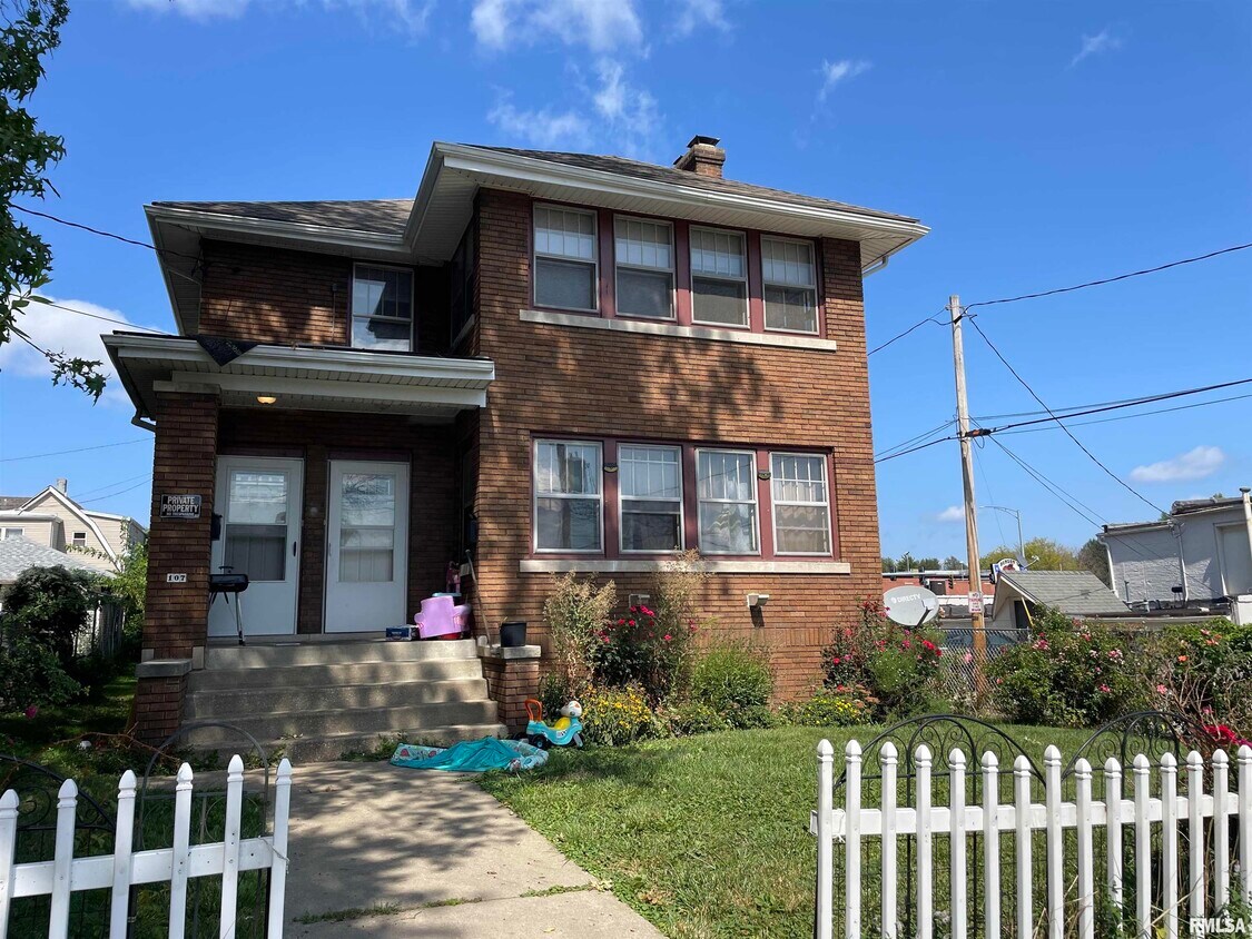 107 West Beverly Court, Peoria, IL 61604 Townhome Rentals in Peoria