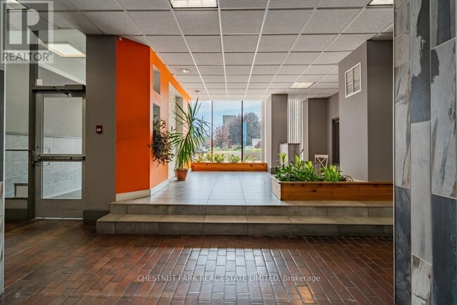 Building Photo - 150 Lakeshore Rd W