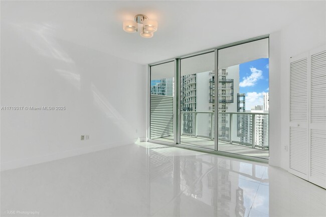 Foto del edificio - 300 S Biscayne Blvd