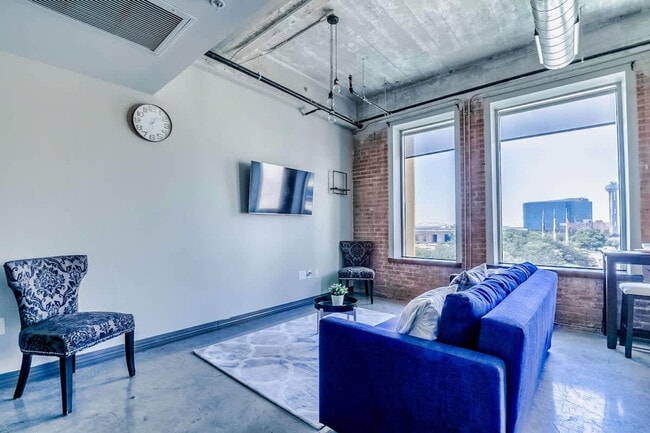 Building Photo - 500 S Ervay St