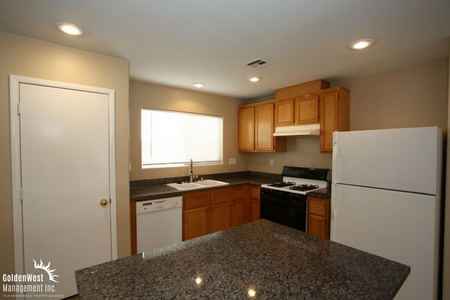 Foto del edificio - Beautiful Two Story 3Bdm 2.5Ba Home in Nor...