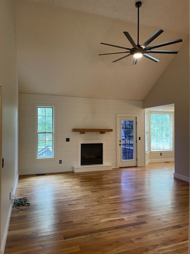 Building Photo - 210 Jasmine