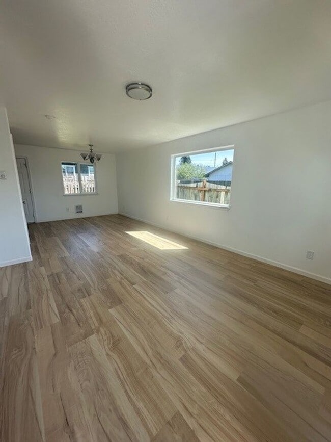 Building Photo - 722 Pioneer Rd