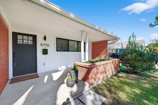 Foto del edificio - 9770 Cedardale Dr