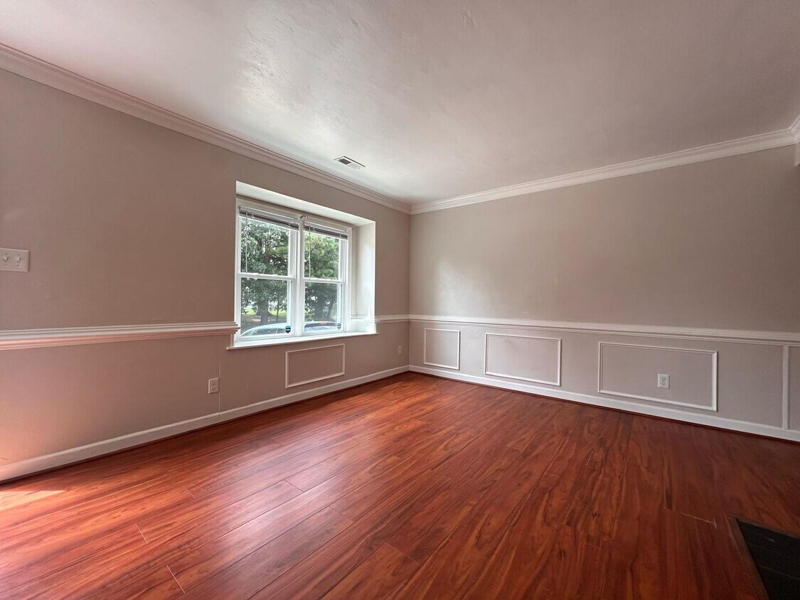 Building Photo - 3-Bedroom Townhome with Spacious Backyard ...