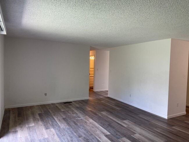 Building Photo - Very Nice 3 Bedroom 2 bath Home-Fully fenced Back Yard-East Medford