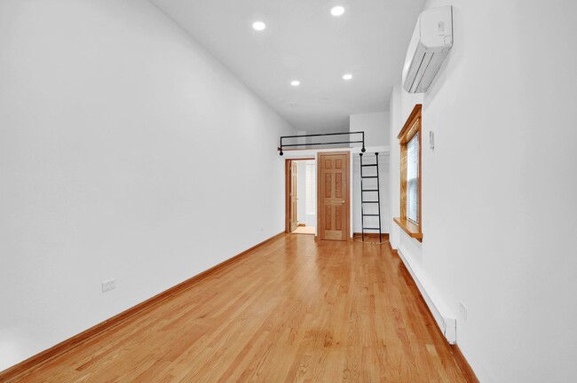 Foto del edificio - 611 W Briar Pl