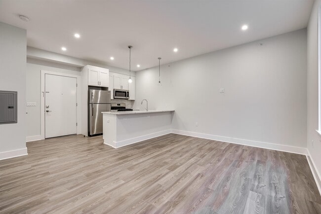 Building Photo - 658 Grand St