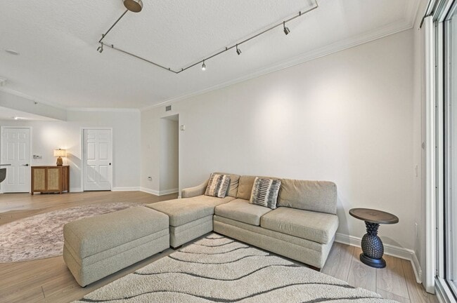 Building Photo - One Hundred Central