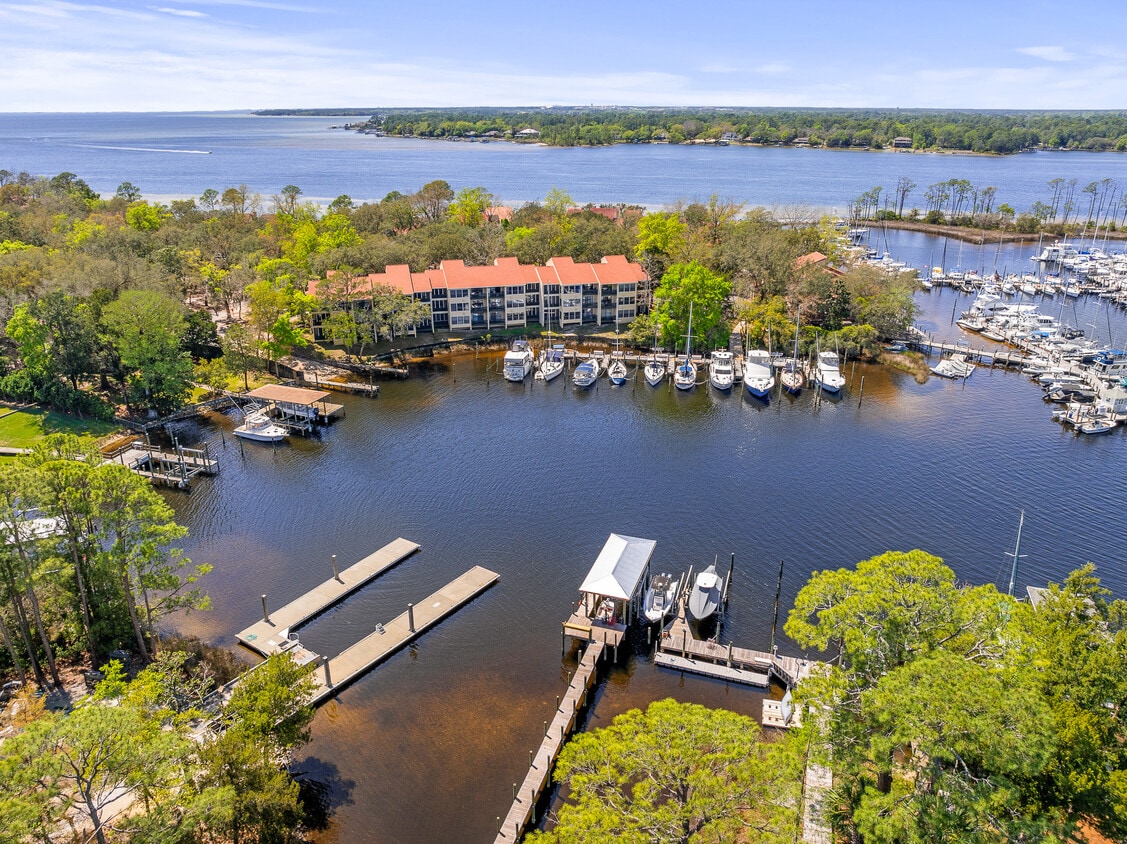 Primary Photo - 300 Yacht Club Dr