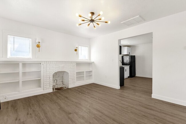 Foto del edificio - Brand new 3 bedroom renovation next to His...