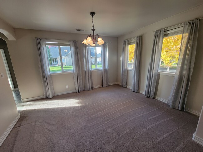 Foto del edificio - 3BR/2.5BA Home Near River – Stamped Patio,...