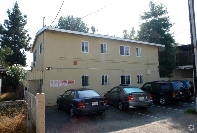 Building Photo - 5915 Hazeltine Ave