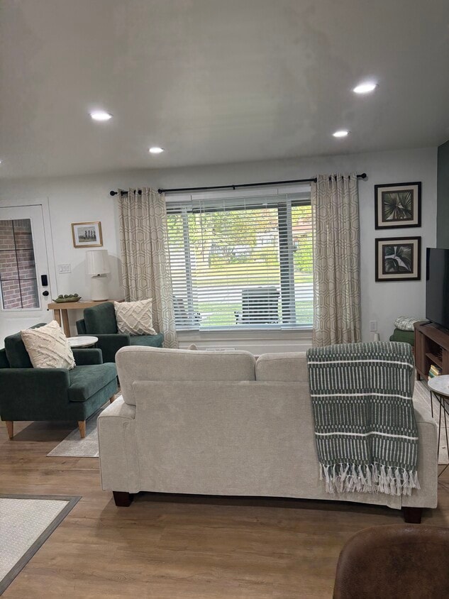 Lots of Natural LIght - 3527 Hillside Dr
